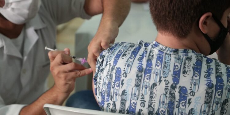 Projeto propõe que vacinação contra Covid-19 de crianças dependa de autorização dos pais em Manaus