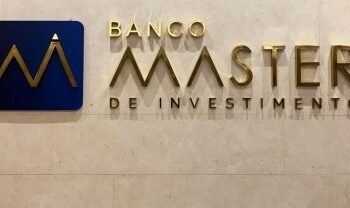 Mercado reduz apostas nos juros, mas tensão política limita alívio nos contratos futuros