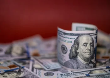 Dólar dá guinada e sobe com agravamento da crise no STF. Bolsa cai