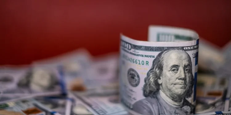 Dólar dá guinada e sobe com agravamento da crise no STF. Bolsa cai