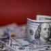 Dólar dá guinada e sobe com agravamento da crise no STF. Bolsa cai
