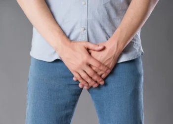 Homem sente desconforto ao urinar e médicos encontram “agulhas” no pênis