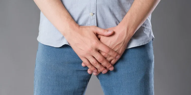 Homem sente desconforto ao urinar e médicos encontram “agulhas” no pênis