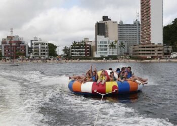 Turista é lançado de brinquedo inflável e cai na areia durante passeio no mar