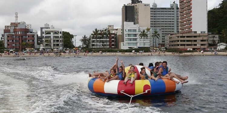 Turista é lançado de brinquedo inflável e cai na areia durante passeio no mar