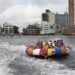Turista é lançado de brinquedo inflável e cai na areia durante passeio no mar