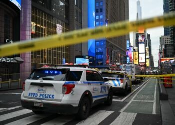 Mulher é baleada pela polícia após esfaquear duas pessoas em Nova York