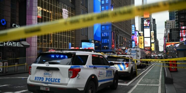 Mulher é baleada pela polícia após esfaquear duas pessoas em Nova York