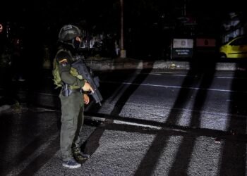Explosão de carro-bomba deixa um morto e 11 feridos na Colômbia