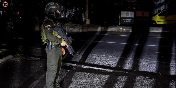 Explosão de carro-bomba deixa um morto e 11 feridos na Colômbia