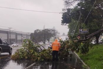 Avanço de ciclone aumenta chance de novos tornados na região Centro-Sul