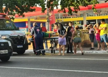 Acidente entre moto, carro e pedestre deixa pessoa ferida na Compensa, em Manaus