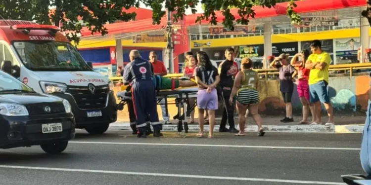 Acidente entre moto, carro e pedestre deixa pessoa ferida na Compensa, em Manaus