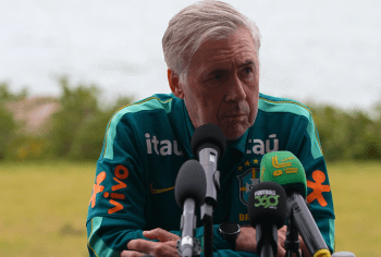 Ancelotti defende Vinicius Jr. e exalta momento de Raphinha: “Espetacular”