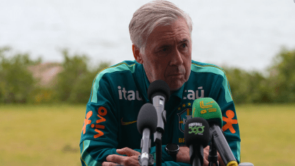 Ancelotti defende Vinicius Jr. e exalta momento de Raphinha: “Espetacular”