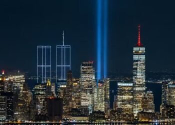 2.977 luzes recriam Torres Gêmeas no céu de Nova York em homenagem às vítimas do 11 de Setembro