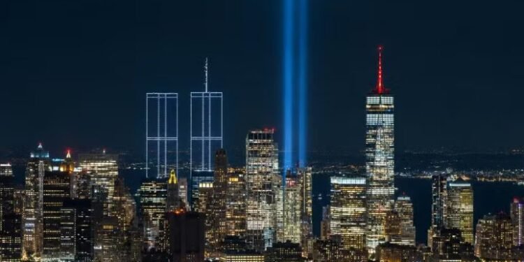 2.977 luzes recriam Torres Gêmeas no céu de Nova York em homenagem às vítimas do 11 de Setembro