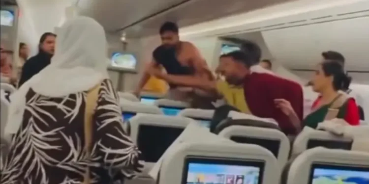 Passageiros entram em luta dentro de avião e transformam voo em cena de tensão