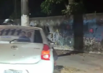 Carro fica com a dianteira destruída após bater contra poste na Efigênio Sales