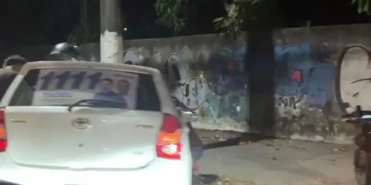 Carro fica com a dianteira destruída após bater contra poste na Efigênio Sales