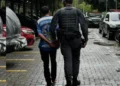 Menino de 8 anos aciona a polícia e ajuda a salvar a mãe após ser esfaqueada pelo pai