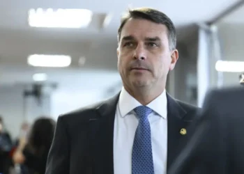 STF investiga papel de Flávio Bolsonaro em financiamento milionário de filme sobre o pai