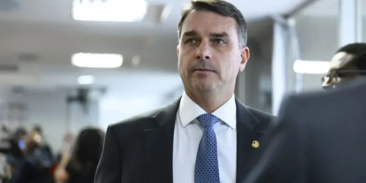 STF investiga papel de Flávio Bolsonaro em financiamento milionário de filme sobre o pai