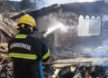 Homem queima cartela de ovos para espantar carapanãs e acaba com casa em chamas em Itacoatiara