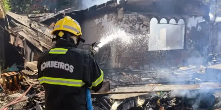 Homem queima cartela de ovos para espantar carapanãs e acaba com casa em chamas em Itacoatiara