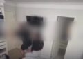 Confrontado por duas supostas namoradas, rapaz tenta fugir e acaba chutando porta