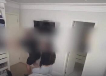 Confrontado por duas supostas namoradas, rapaz tenta fugir e acaba chutando porta