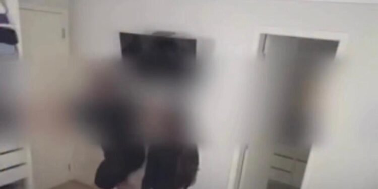 Confrontado por duas supostas namoradas, rapaz tenta fugir e acaba chutando porta