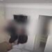Confrontado por duas supostas namoradas, rapaz tenta fugir e acaba chutando porta