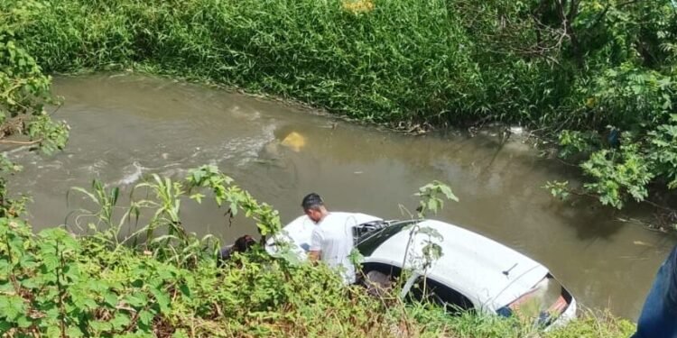 Motorista perde o controle e carro cai em igarapé em Manaus