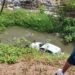 Motorista perde o controle e carro cai em igarapé em Manaus