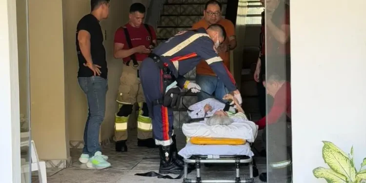 Idosa de 93 anos é resgatada com 20 kg em situação de abandono em Manaus