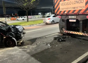 Motorista fica ferido após carro bater na traseira de carreta na Avenida Max Teixeira, em Manaus
