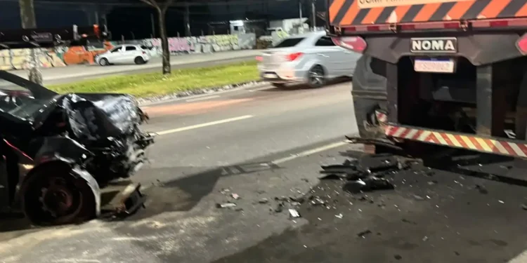 Motorista fica ferido após carro bater na traseira de carreta na Avenida Max Teixeira, em Manaus