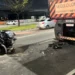 Motorista fica ferido após carro bater na traseira de carreta na Avenida Max Teixeira, em Manaus