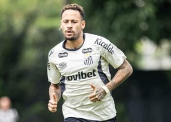 Neymar volta a treinar no Santos após lesão, mas ainda não trabalha com bola