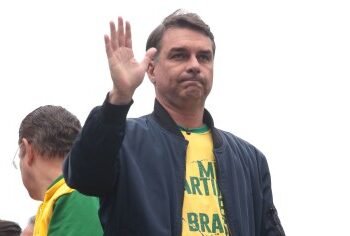 Assessora de Flávio negociou emenda com condenado em caso Marielle