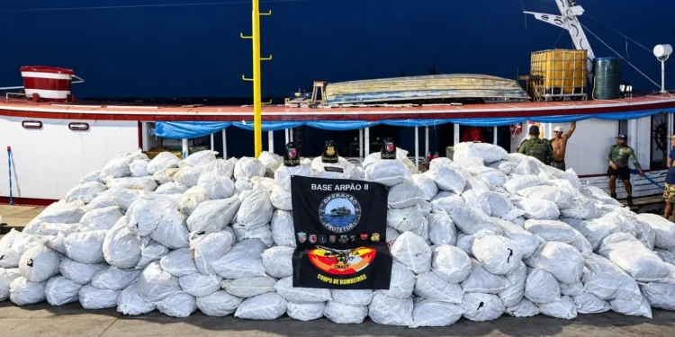 Polícia apreende 27,6 toneladas de pirarucu ilegal em embarcações no Rio Solimões