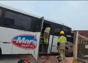 Motorista passa mal, bate micro-ônibus contra muro e fica preso às ferragens em Manaus