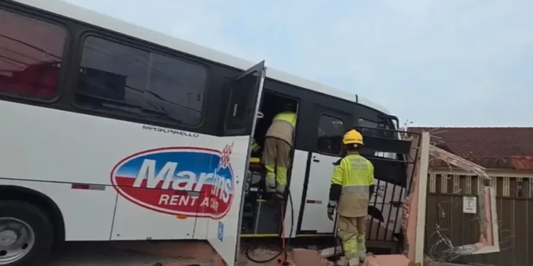 Motorista passa mal, bate micro-ônibus contra muro e fica preso às ferragens em Manaus