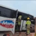 Motorista passa mal, bate micro-ônibus contra muro e fica preso às ferragens em Manaus