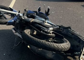Colisão entre duas motos deixa homem ferido e complica trânsito na Avenida das Flores, em Manaus