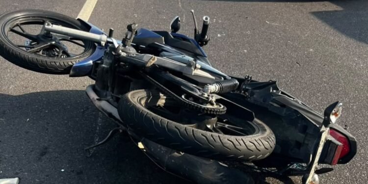 Colisão entre duas motos deixa homem ferido e complica trânsito na Avenida das Flores, em Manaus