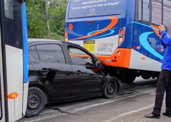 Carro é esmagado entre dois ônibus durante acidente no Distrito Industrial de Manaus