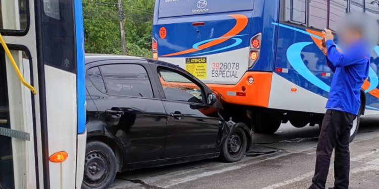 Carro é esmagado entre dois ônibus durante acidente no Distrito Industrial de Manaus