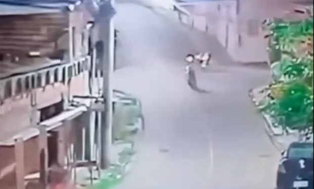 Colisão entre carro e motocicleta deixa duas pessoas feridas em Tefé